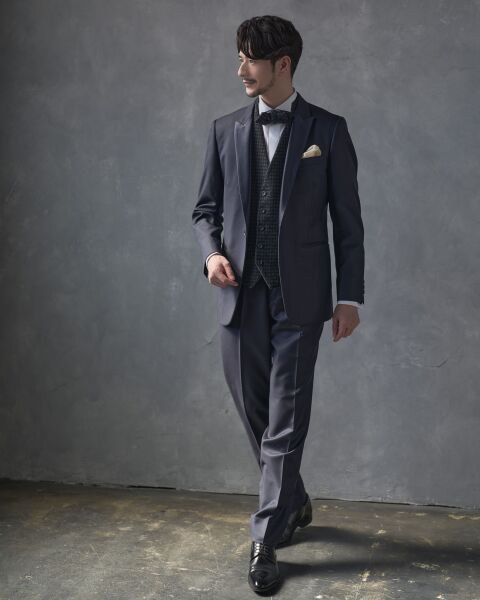 大人の品を感じるネイビータキシード