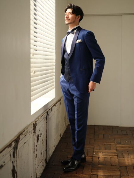 大人の品を感じるネイビータキシード