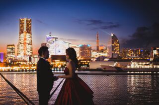 輝く夜景を背景に特別な一枚【大さん橋】