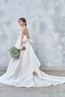 後ろシルエットが魅力的♪