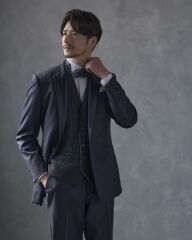 大人の品を感じるネイビータキシード