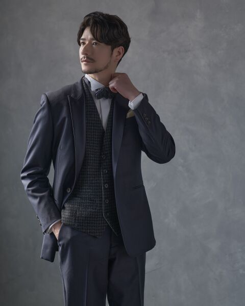 大人の品を感じるネイビータキシード