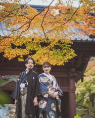 紅葉で色づく寺院で、特別な一枚！