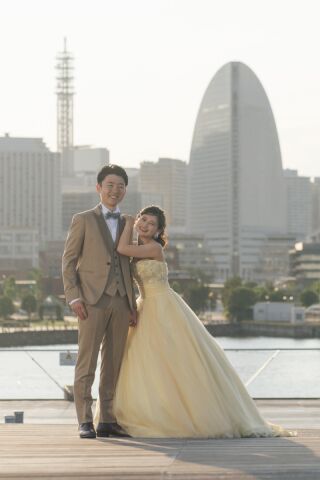 ロケーションに映えるカラードレス！