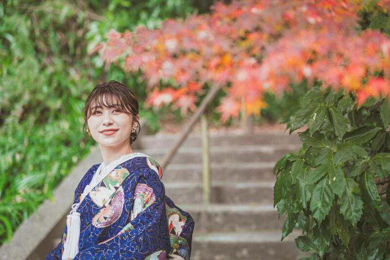 色づく紅葉の寺院で一枚【鎌倉】
