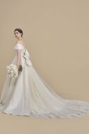 魅せるバックスタイルのドレス！