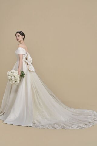 魅せるバックスタイルのドレス!