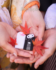 【ロケーション】夫婦守りと紅葉が彩る和装手元ショット