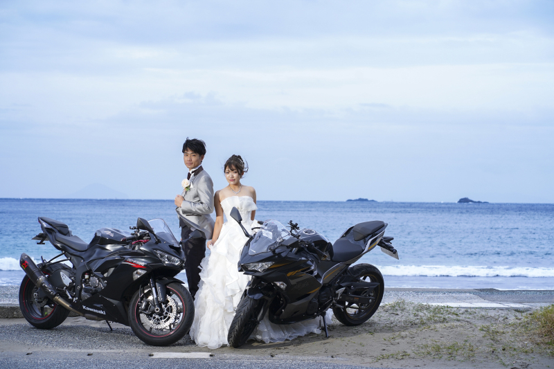 海とバイクのウェディングフォト