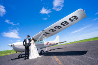 青空の下で叶える “FLY HIGH” ウェディングフォト