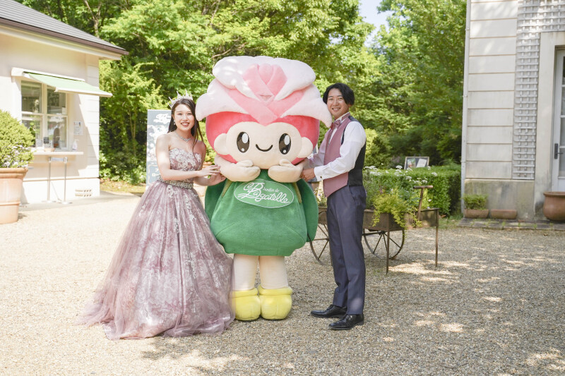 バラの咲き誇るガーデンでロマンチックフォト♡