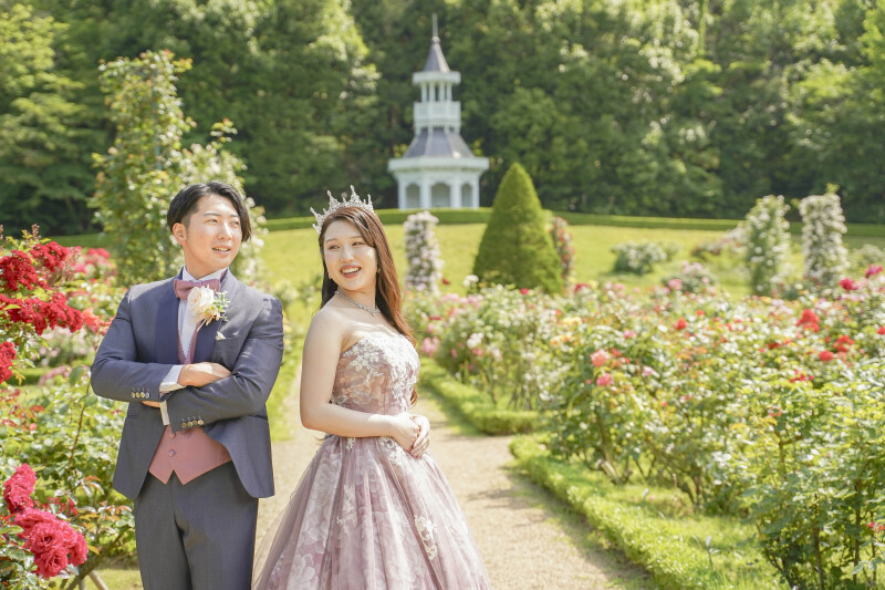 バラの咲き誇るガーデンでロマンチックフォト♡