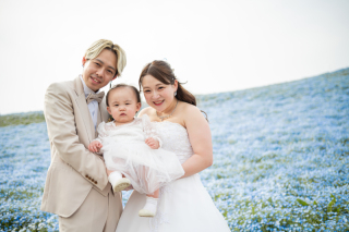 青い丘に包まれて ― 家族で迎える幸せのウェディングフォト