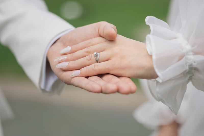 【スタジオAQUA】芝生と海でふたりの結婚写真