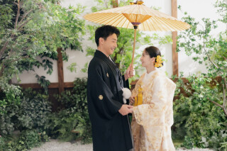 屋内庭園でレースの打掛