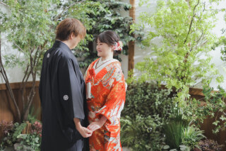 紅白の和装衣装で撮影