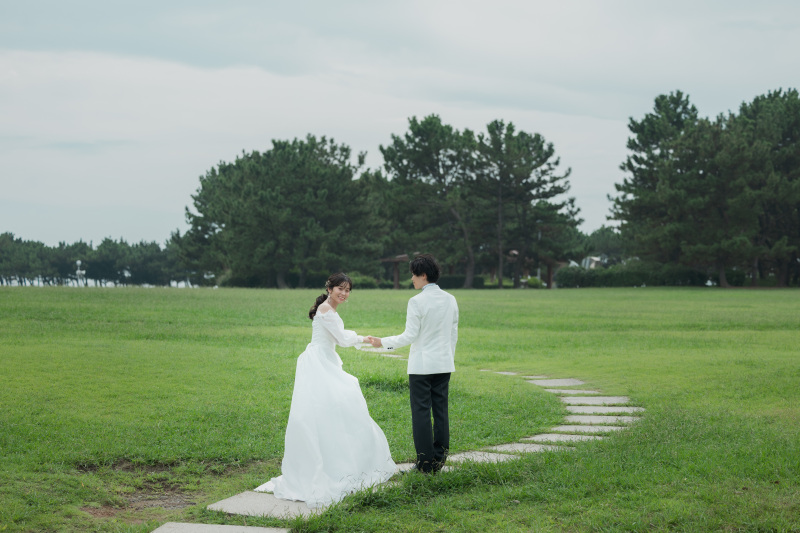 【スタジオAQUA】芝生と海でふたりの結婚写真