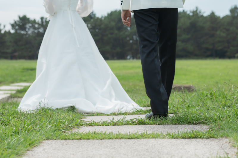 【スタジオAQUA】芝生と海でふたりの結婚写真