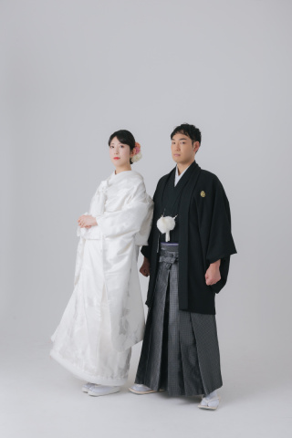 【スタジオAQUA】シンプルなスタジオで明るいフォトウェディング