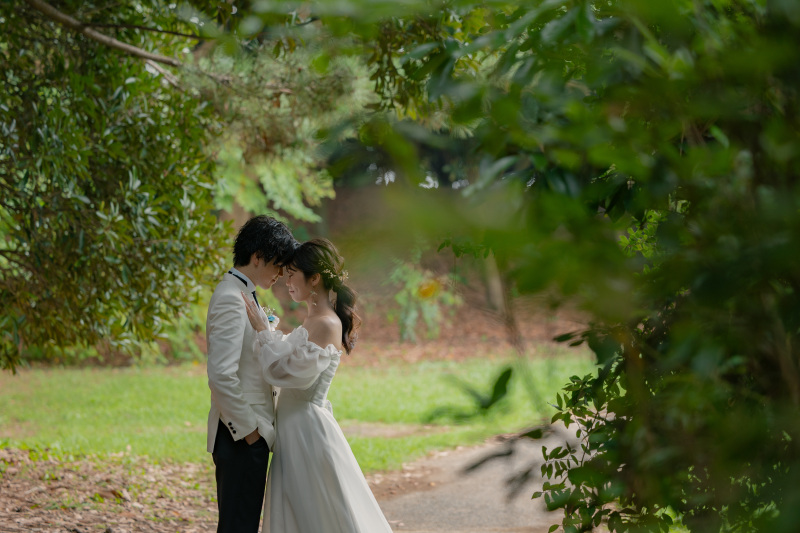 【スタジオAQUA】芝生と海でふたりの結婚写真