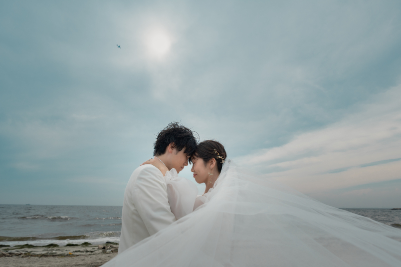【スタジオAQUA】芝生と海でふたりの結婚写真
