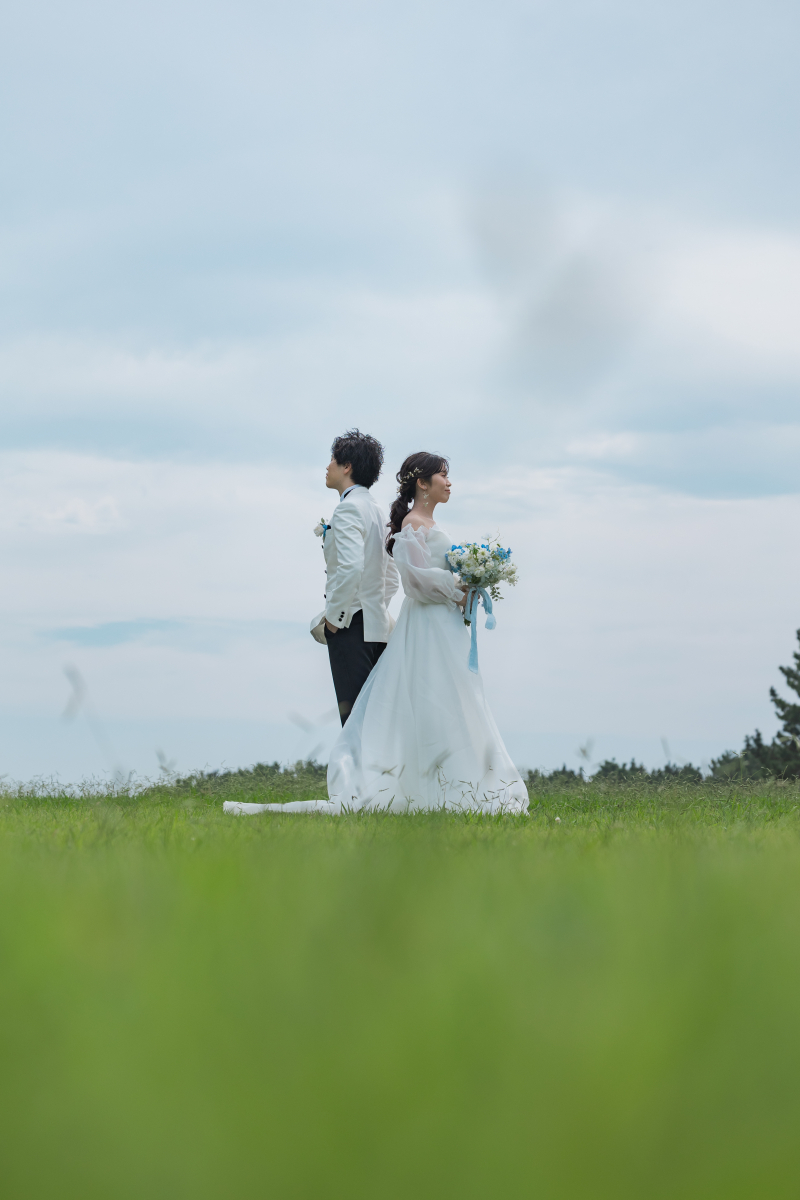 【スタジオAQUA】芝生と海でふたりの結婚写真