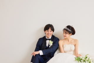 飾らない魅力が引き立つ、白壁フォト♪