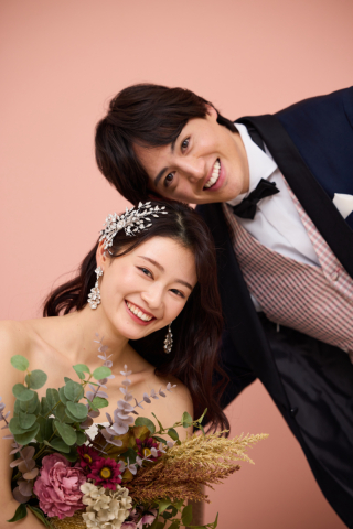 撮影カットのご紹介 ~ピンクの背景でお顔近づけショット~