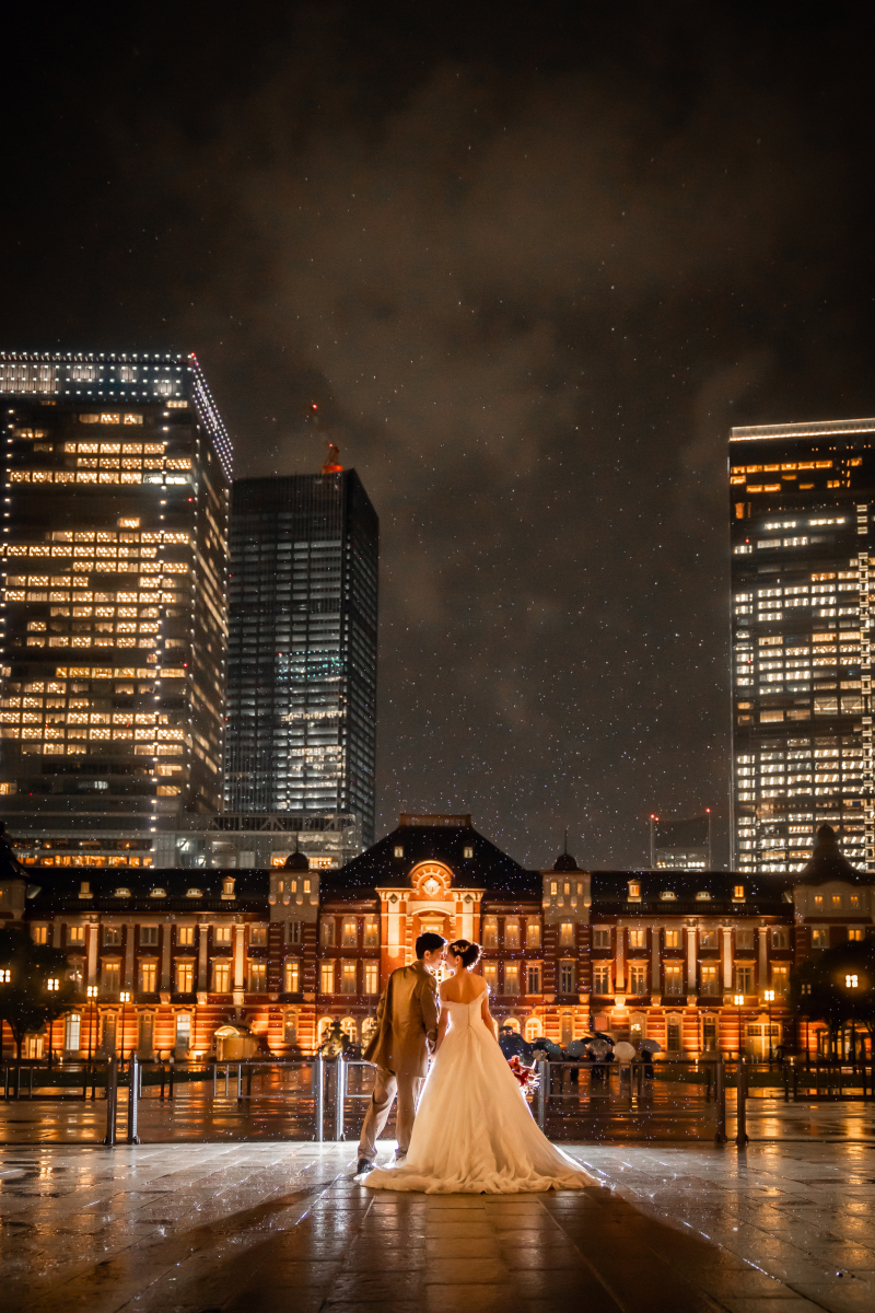 雨の東京駅で映えるロングドレスの美しいシルエット