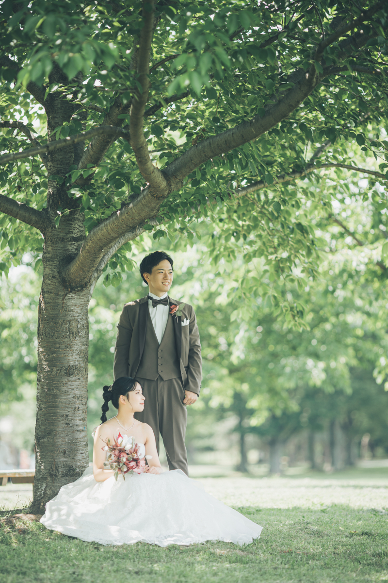 風になびくドレスが主役♡夏の新緑ウェディング