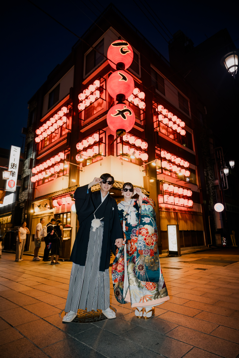 浅草の街並みとウェディングドレス