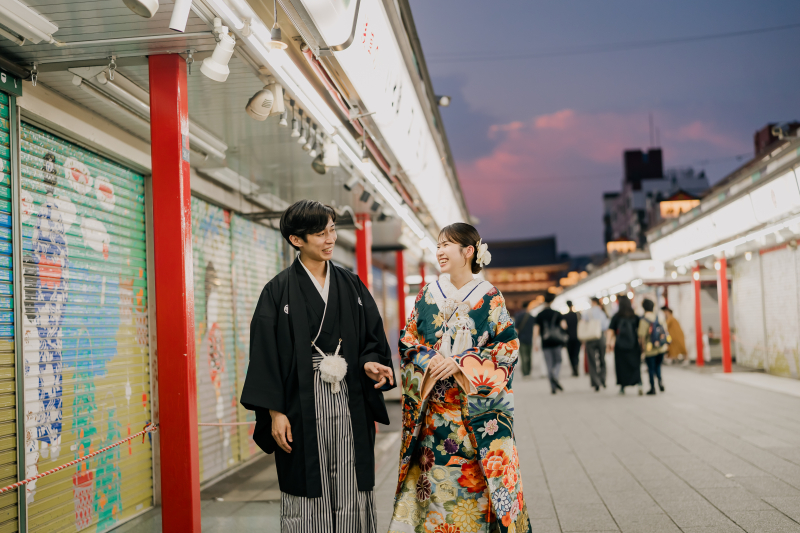 浅草の街並みとウェディングドレス