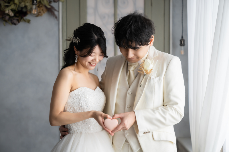 ドレスとタキシードの組み合わせで魅せる♡ふたりらしいウェディングフォト