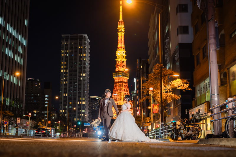 東京タワーを望む三田交差点で婚礼前撮り|東京の街並みをふたりの思い出に