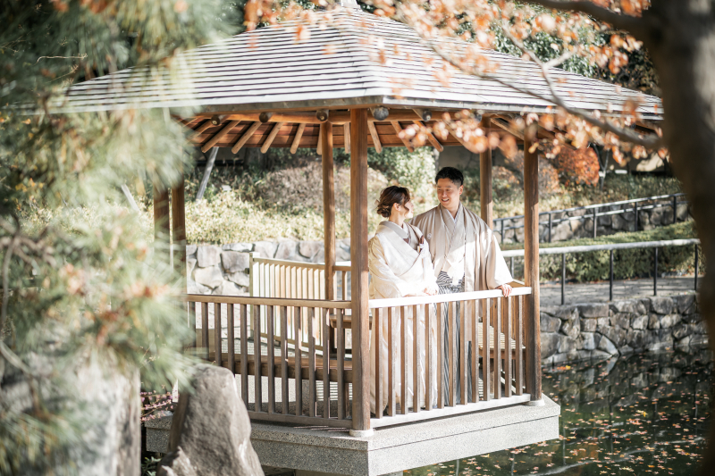 目白庭園で過ごす、紅葉と番傘が彩る和装の一日