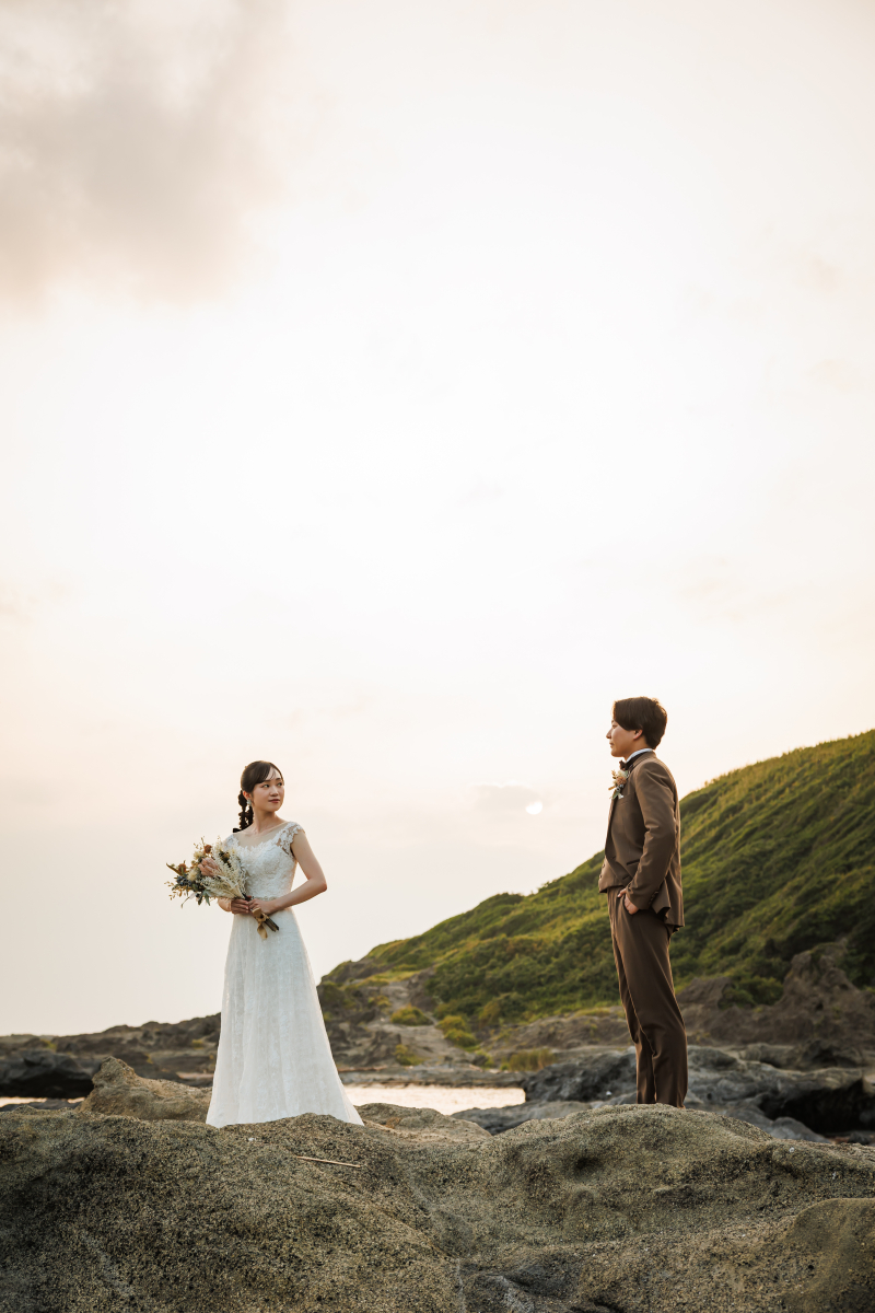 城ヶ島の大自然と美しく調和する、スレンダードレスのフォトウェディング