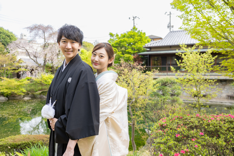 淡色白無垢×黒紋付で楽しむ今っぽい和装フォト