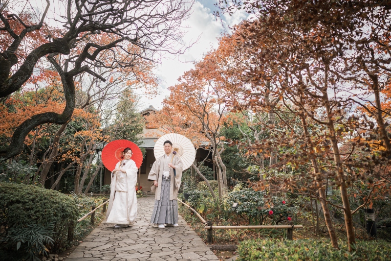 目白庭園で過ごす、紅葉と番傘が彩る和装の一日