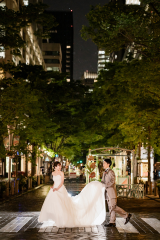 雨の東京駅で映えるロングドレスの美しいシルエット