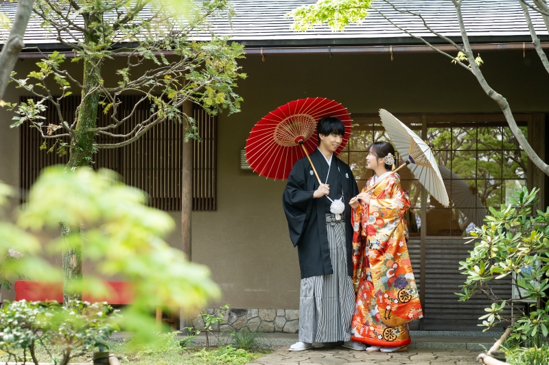 赤の色打掛が目白庭園に咲く。色打掛と紋付袴をまとった一日