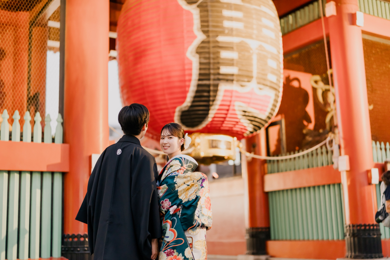 浅草の街並みとウェディングドレス