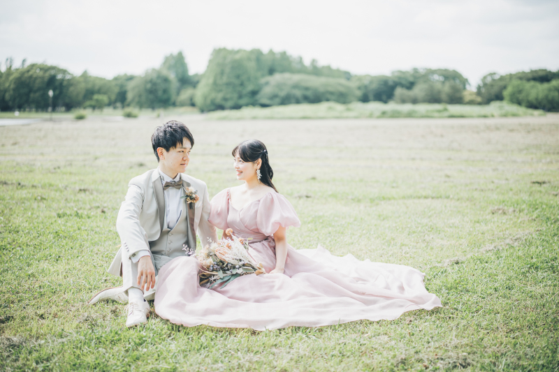 緑に映えるくすみピンク♡ナチュラルなロケーション撮影