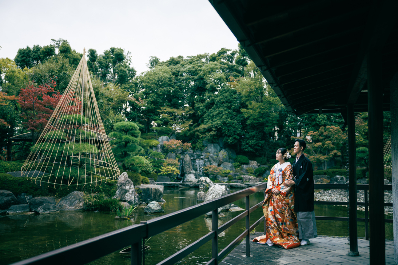 目白庭園で過ごす、紅葉と番傘が彩る和装の一日