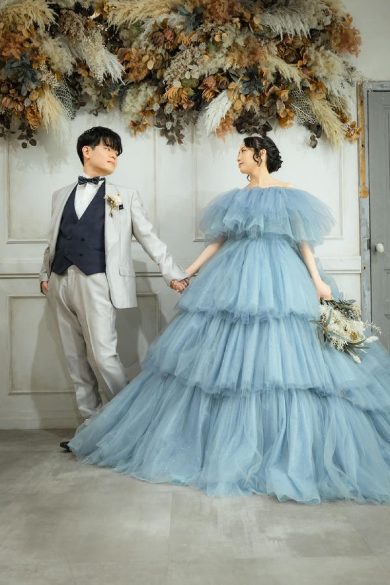 くすみブルーのティアードドレスが主役★の魅力をたっぷりご紹介