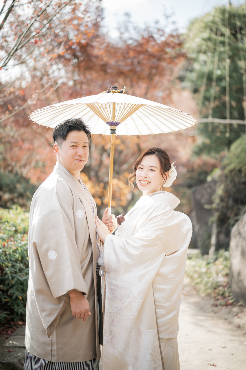 目白庭園で過ごす、紅葉と番傘が彩る和装の一日