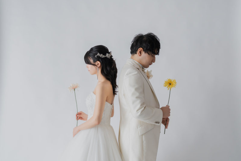 ドレスとタキシードの組み合わせで魅せる♡ふたりらしいウェディングフォト