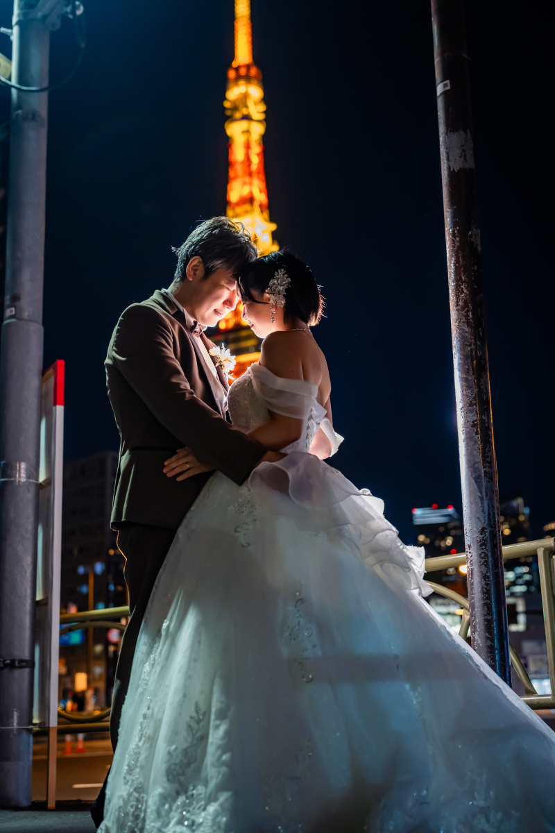 東京タワーを望む三田交差点で婚礼前撮り|東京の街並みをふたりの思い出に