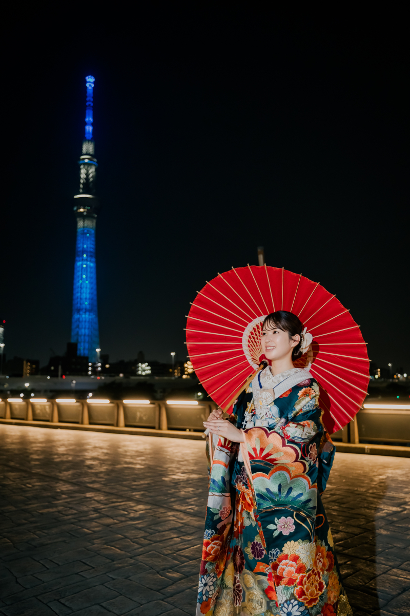 浅草の街並みとウェディングドレス