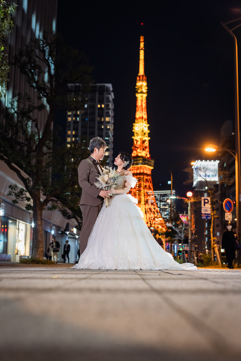 東京タワーを望む三田交差点で婚礼前撮り|東京の街並みをふたりの思い出に