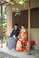 赤の色打掛が目白庭園に咲く。色打掛と紋付袴をまとった一日